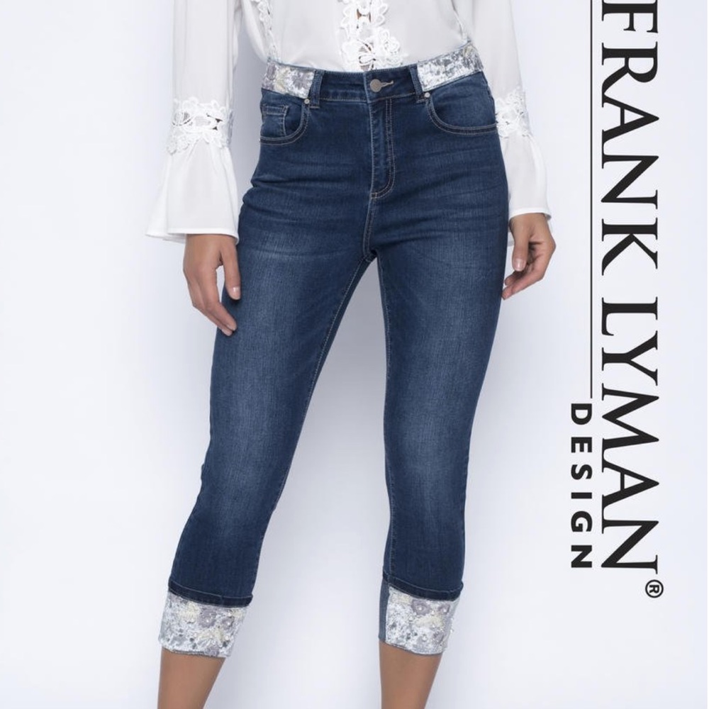 Cropped pants with velvet and pearl detail